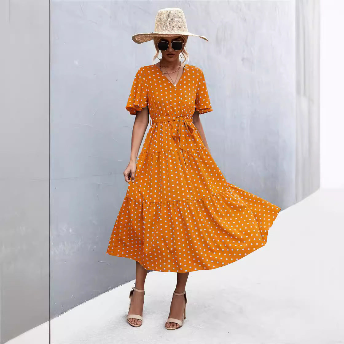 Elegant Wrap Klänning för Dam med Puffärmar i Lätt Tyg – Midilängd, Fina Detaljer 2