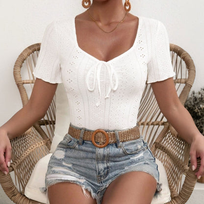 Snygga Damtoppar med Hålbroderi och Slingbindning – Vit Bomullsmix, Figur-hugging Snitt, Perfekt för Sommar 2