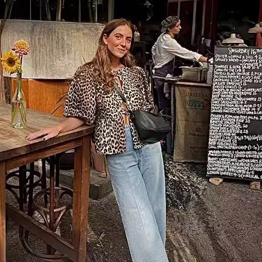 Syntetisk Läder Damjacka med Leoprint och Breda Ärmar – Trendig Jacka för Vardags och Fest 4