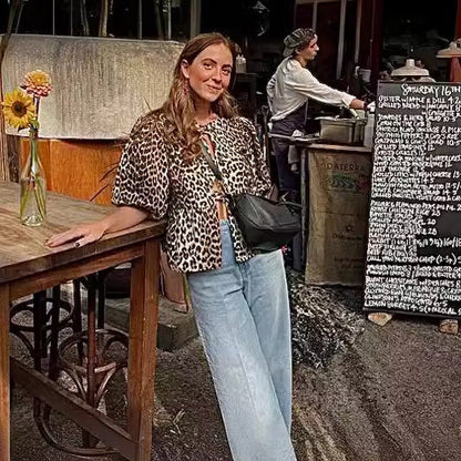 Syntetisk Läder Damjacka med Leoprint och Breda Ärmar – Trendig Jacka för Vardags och Fest 4