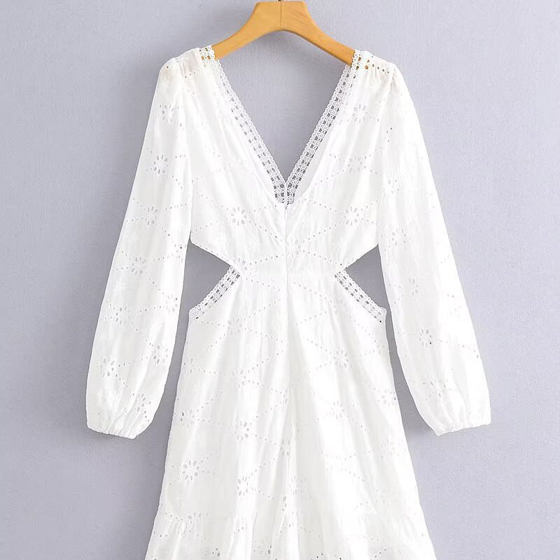 Kvinnoklänning med V-ringning och Utskurna Detaljer – Andningsbart Material, Långa Ärmar, Voluminös Kjol 2