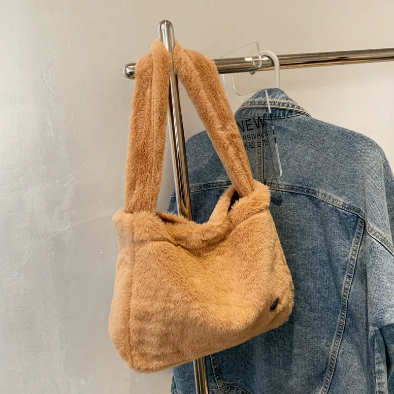 Rymlig Axelväska Dam med Rutigt Mönster i Polyester - Justerbar Axelrem och Magnetisk Stängning 9