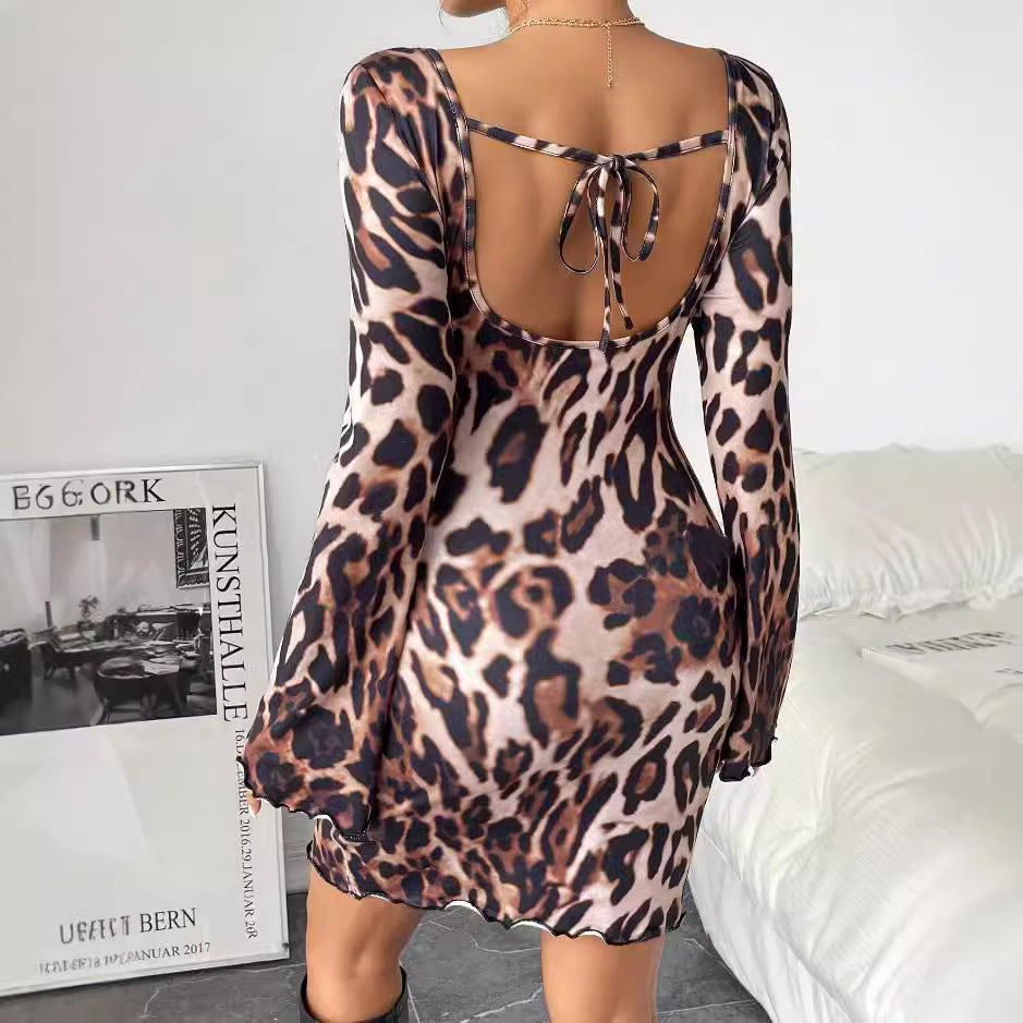 Långärmad Leopardmönstrad Damklänning i Mjuk Polyester – Midjeanpassad Miniklänning för Fina Tillfällen 2