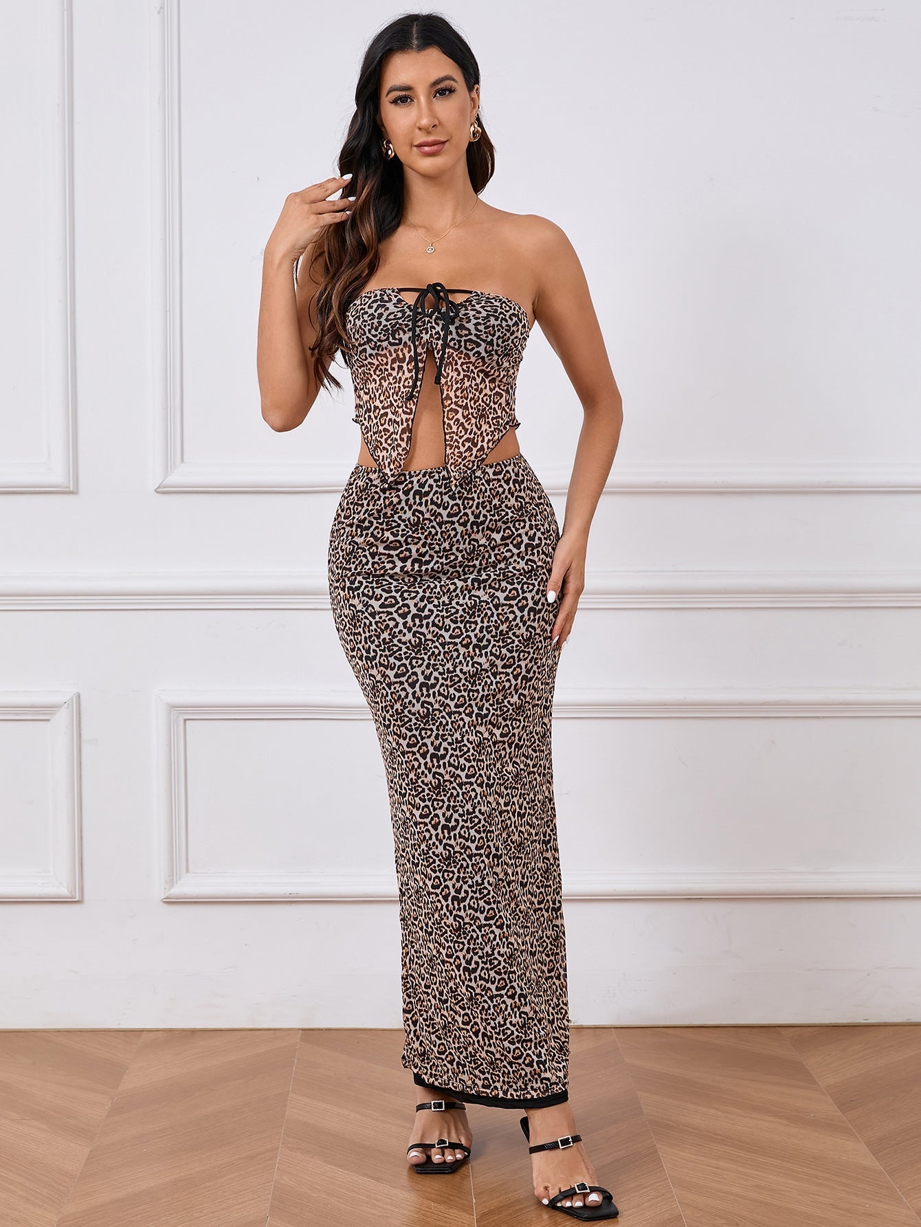 Snygga Damunderkläder Set med Utskärningar och Leoprint-1