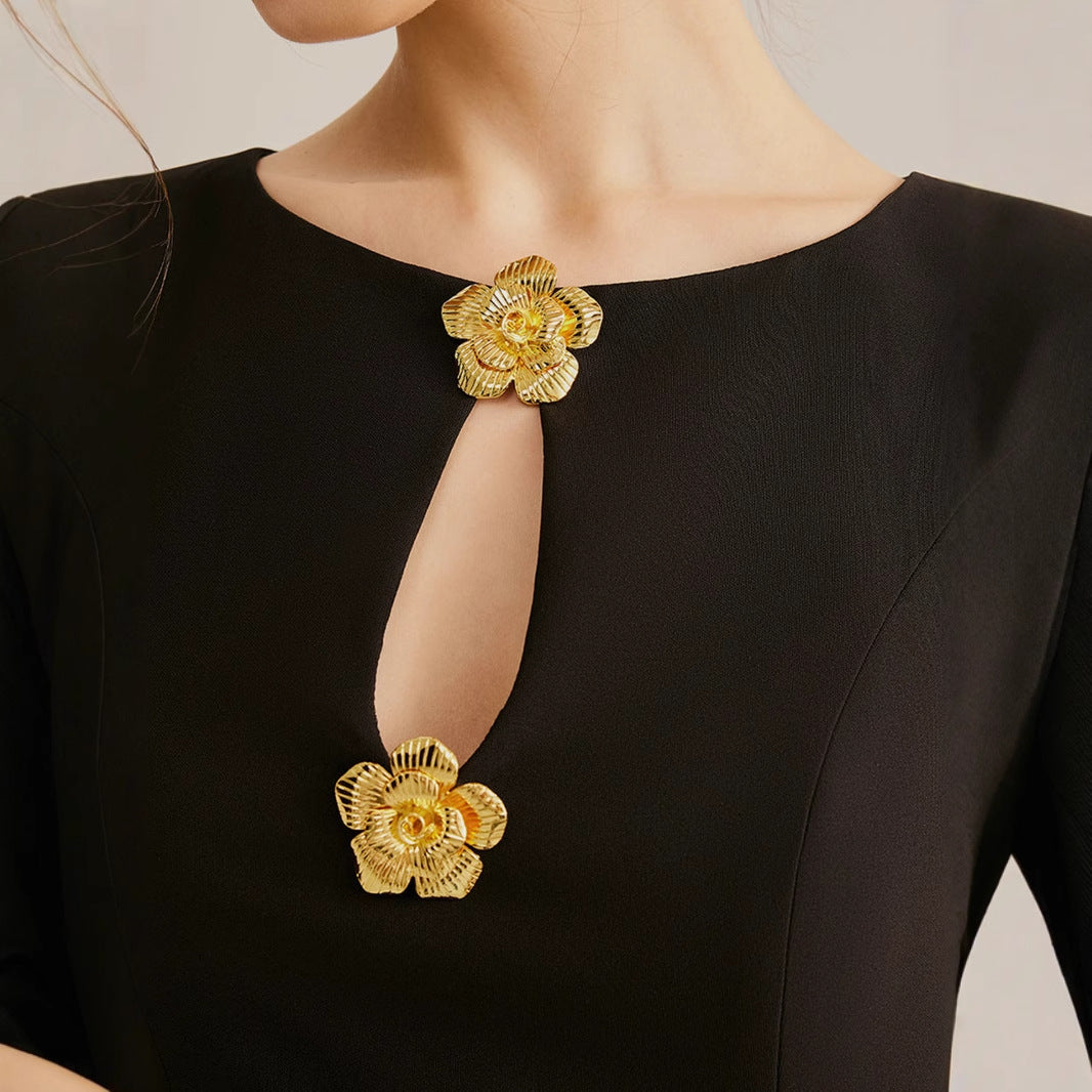 Kvinnors Cocktailklänning med Blomdetaljer och Raffinerad Halsringning 5