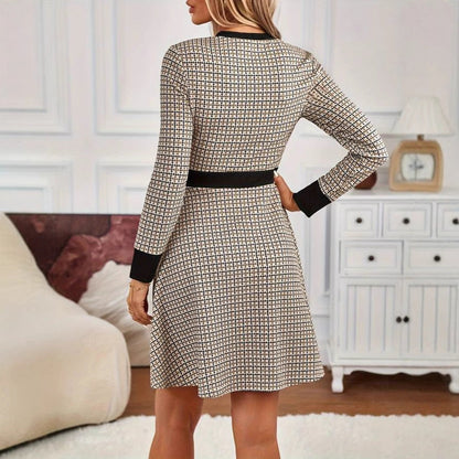 Kvinnoklänning i Klassisk Design med Andningsbart Tyg och Knappdetaljer – Mångsidig Passform för Alla Tillfällen 3