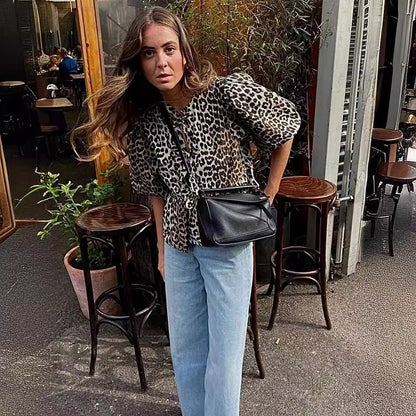 Syntetisk Läder Damjacka med Leoprint och Breda Ärmar – Trendig Jacka för Vardags och Fest 3