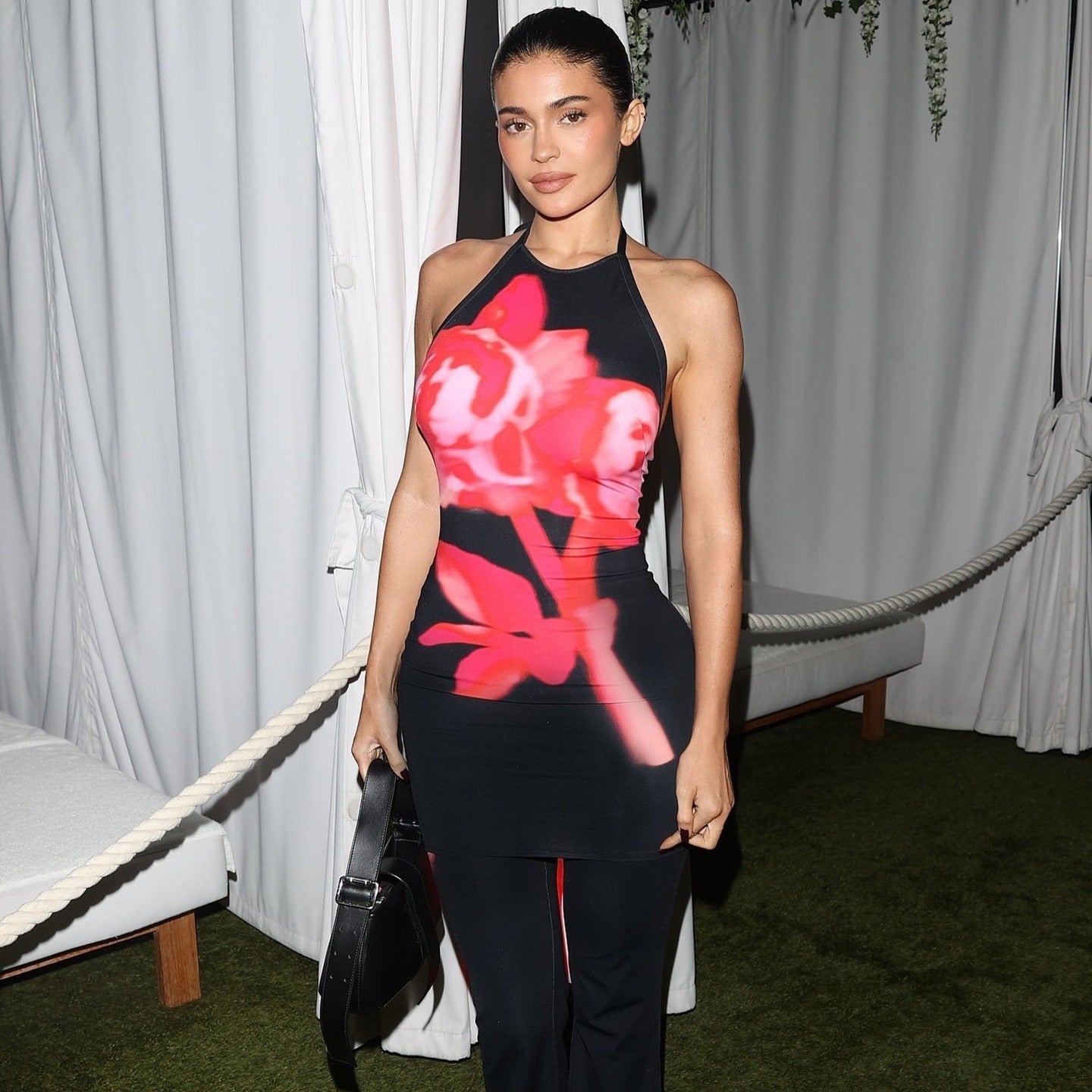 Blommönstrad Halterneck Klänning i Elastiskt Tyg - Knäslång, Perfekt för Fester och Vardagsbruk 1