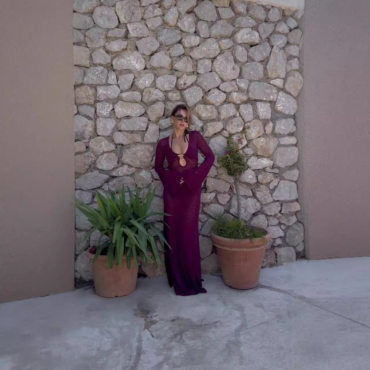 Kvinnors Stickklänning med Djup V-ringning och Utsvängda Ärmar – Lyxigt Material och Skräddarsydd Passform 5