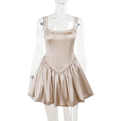 Kvinnors Satinklänning Med Voluminös Kjol och Spetsdetaljer 1