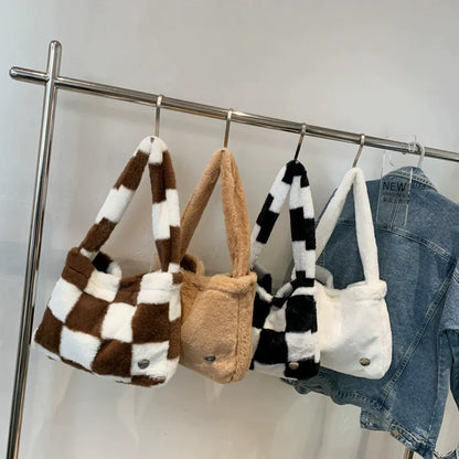 Rymlig Axelväska Dam med Rutigt Mönster i Polyester - Justerbar Axelrem och Magnetisk Stängning 2