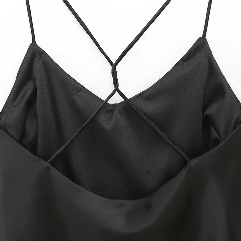 V-ringad Damtop med Hängslen i Siden Satin – Elegant och Mjuk, Flera Storlekar, Perfekt för Sommarens Tillfällen 4