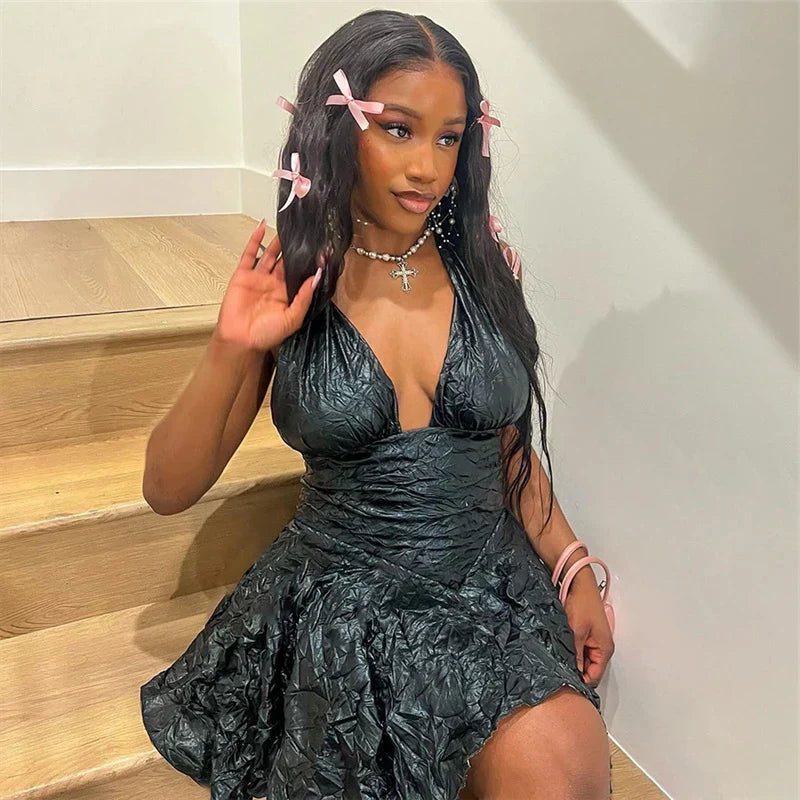 Mini Klänning för Kvinnor med V-ringning – A-linjeformad, Polyester, Smickrande Veck, Perfekt för Sommarfester 4