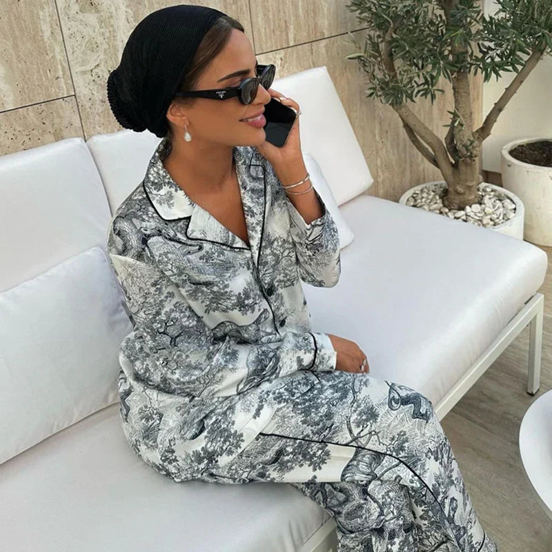 Elegant Satin Pyjamas Set för Dam med Mönster – Avslappnad Passform och Glänsande Material 3