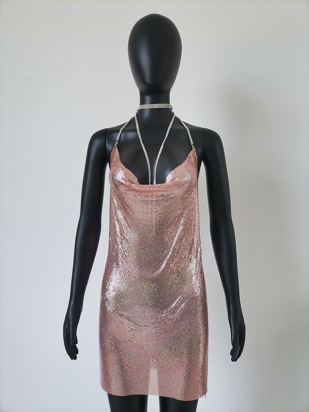 Glittrig Svart Miniklänning med Ryggfri V-Neck Design – Perfekt för Fest och Middag 11