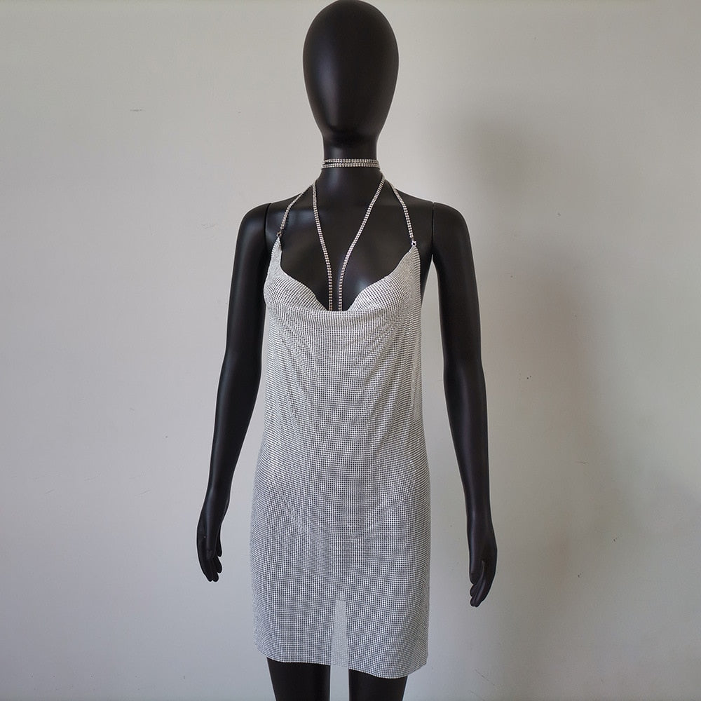 Glittrig Svart Miniklänning med Ryggfri V-Neck Design – Perfekt för Fest och Middag 7