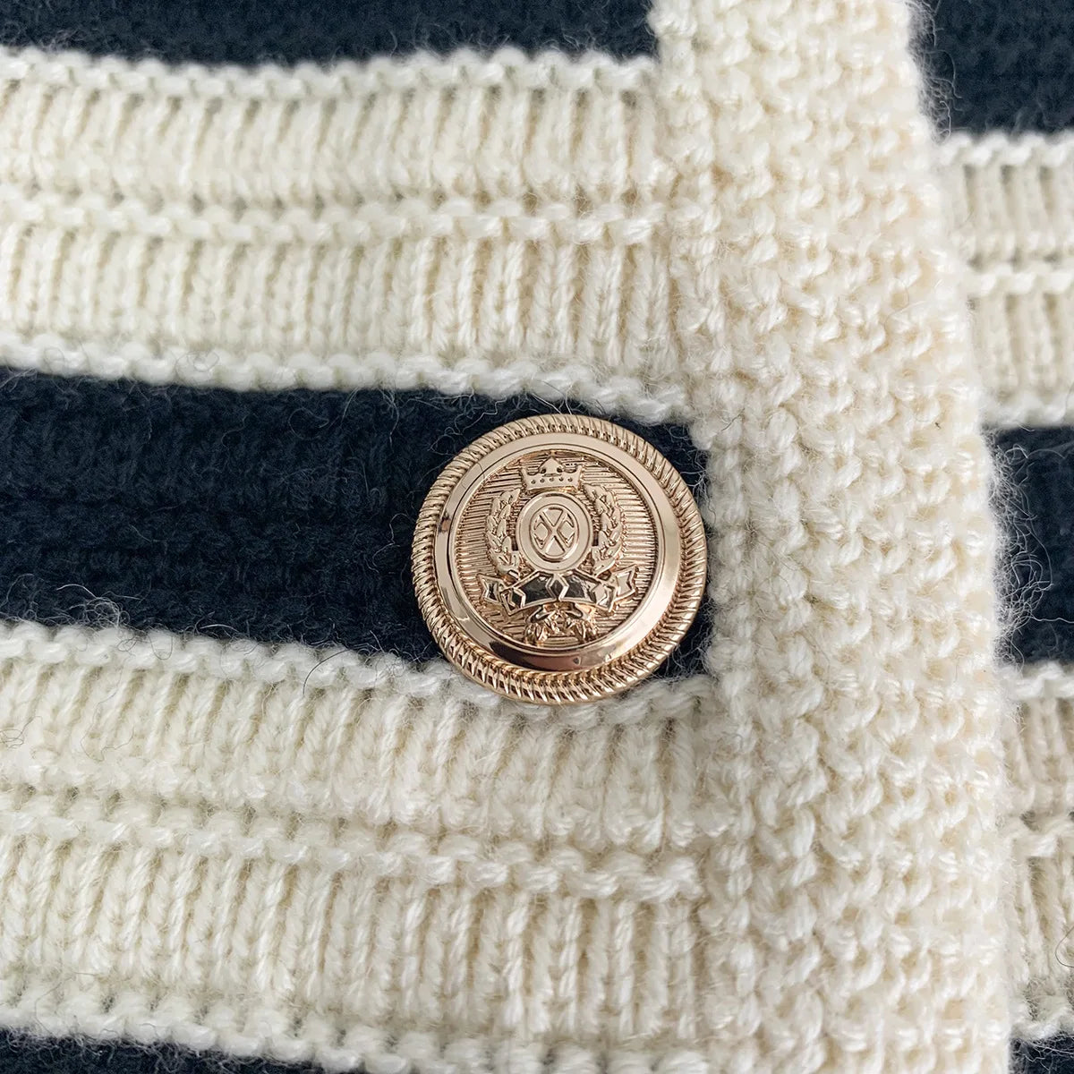 Randig Damkardigan i Mjukt Tyg – Mångsidig och Bekväm Passform för Vardag och Fest 3