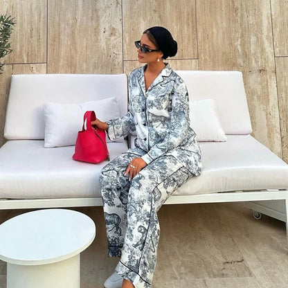 Elegant Satin Pyjamas Set för Dam med Mönster – Avslappnad Passform och Glänsande Material 2