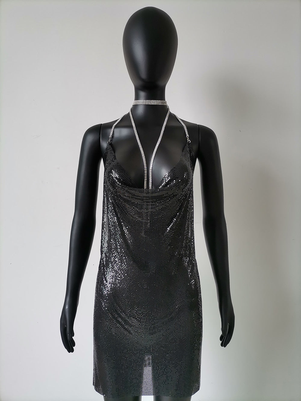 Glittrig Svart Miniklänning med Ryggfri V-Neck Design – Perfekt för Fest och Middag 8