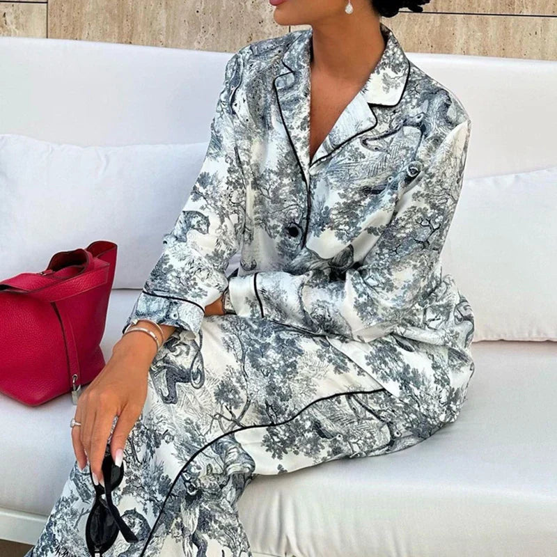 Elegant Satin Pyjamas Set för Dam med Mönster – Avslappnad Passform och Glänsande Material 4