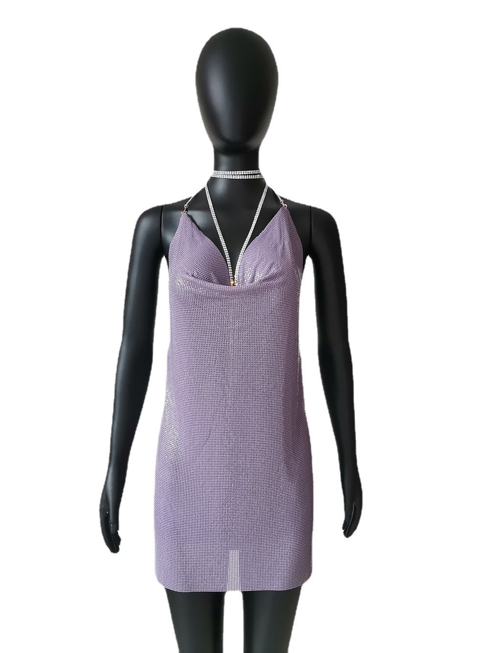 Glittrig Svart Miniklänning med Ryggfri V-Neck Design – Perfekt för Fest och Middag 5