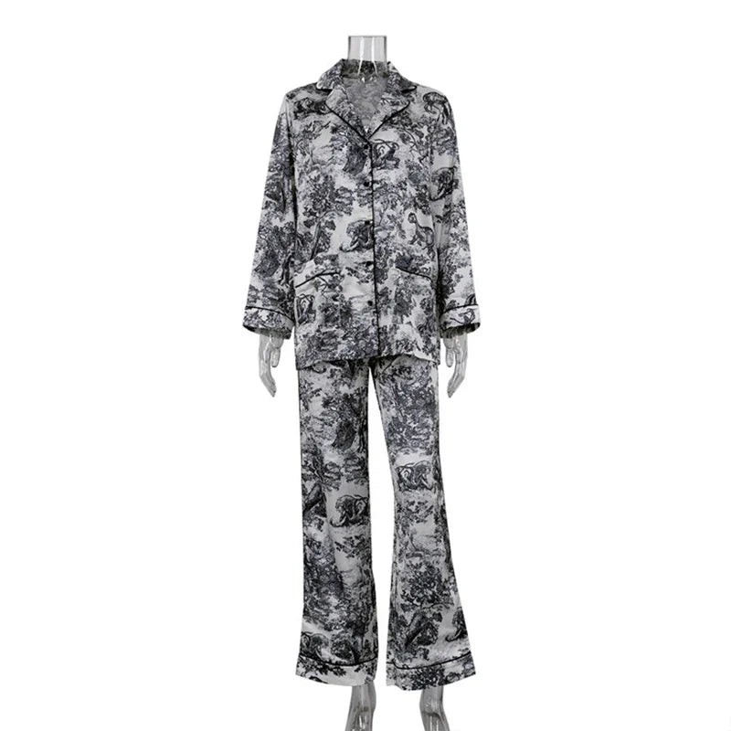 Elegant Satin Pyjamas Set för Dam med Mönster – Avslappnad Passform och Glänsande Material 6