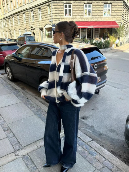 Dam Kofta med Halsduk i Högkvalitativt Stickmaterial – Trendig och Mångsidig för Avslappnade och Eleganta Tillfällen 4