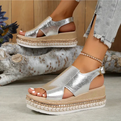 Kvinnors Platå Sandaler med Metallisk Finish och Justerbar Stängning 8