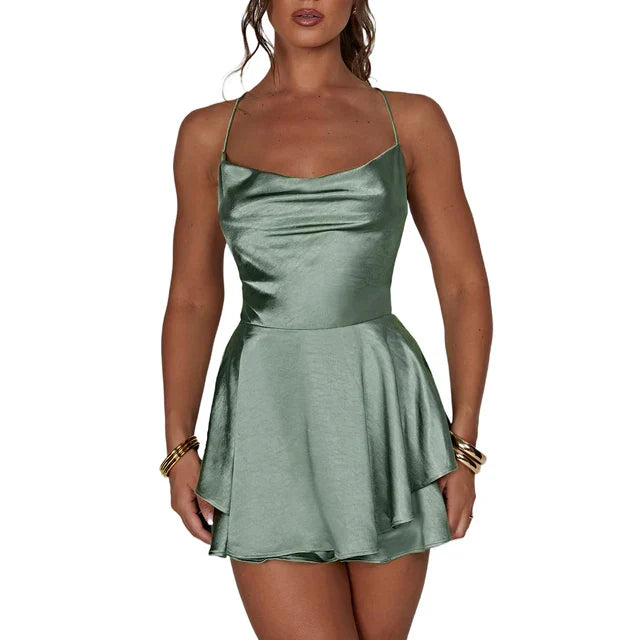 Kort Dam Jumpsuit i Satin med Öppen Rygg och Spetsdetaljer – Perfekt för Festliga Tillfällen 1