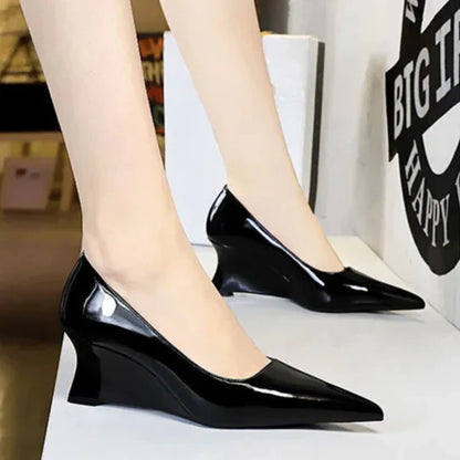 Kvinnors Kilskor Kilklack Glänsande Läder Spetsig Tå-2