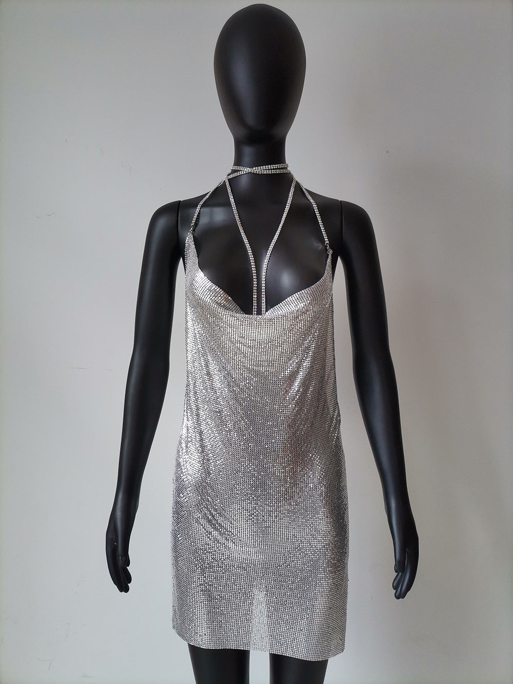 Glittrig Svart Miniklänning med Ryggfri V-Neck Design – Perfekt för Fest och Middag 17