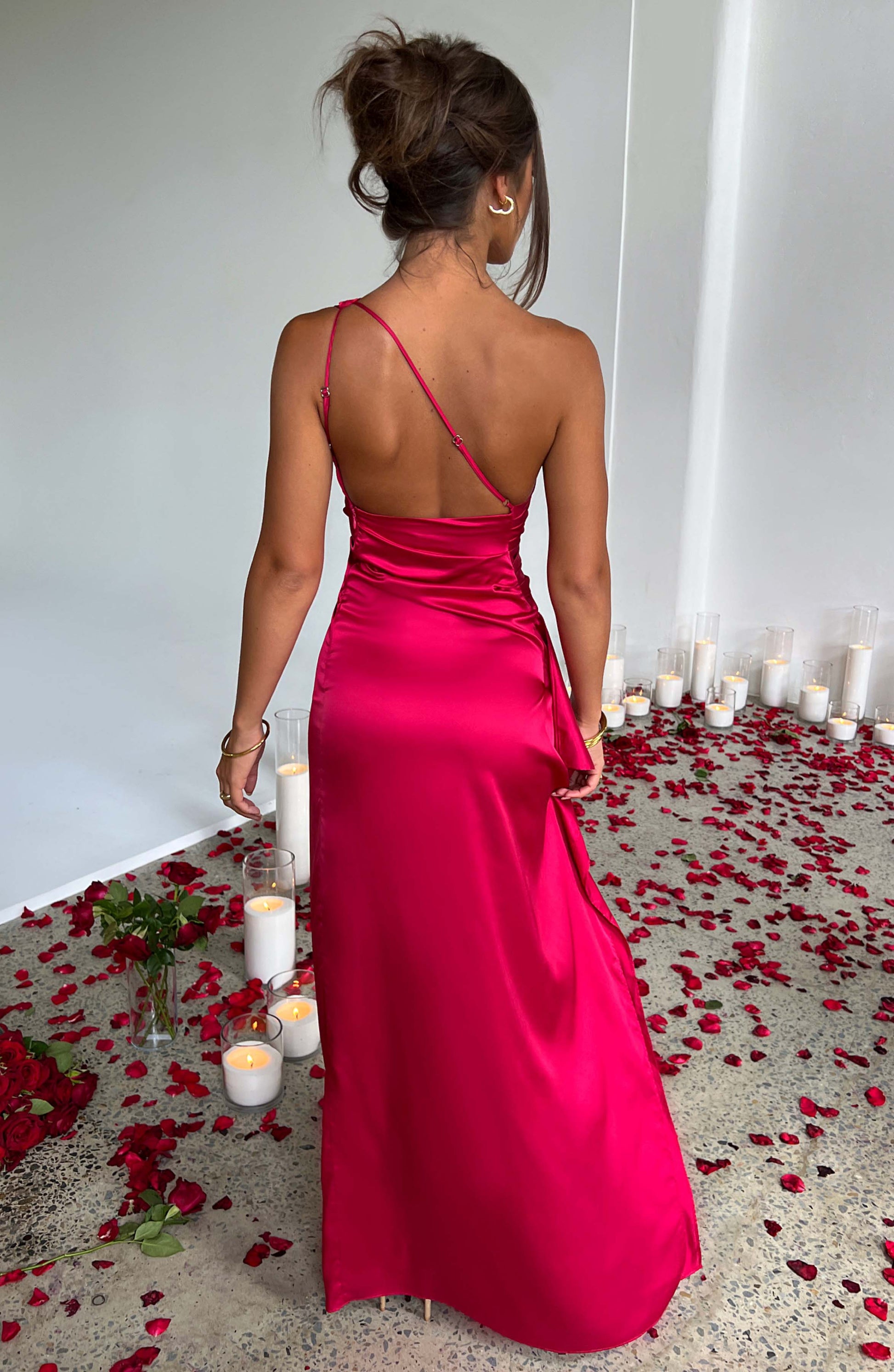 Dam Axelkänning Draperad Satin med Hög Slits 3