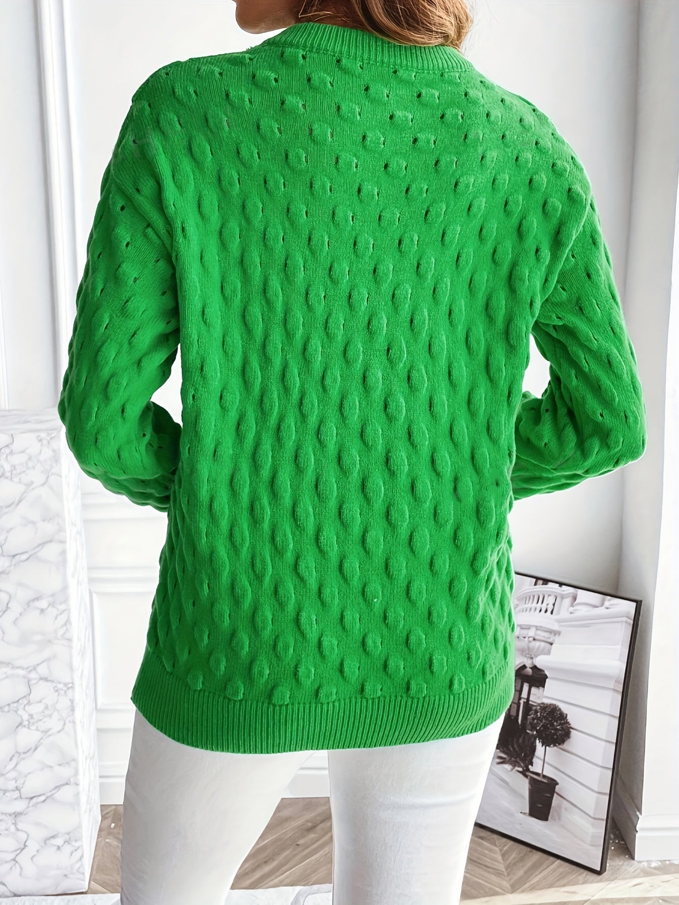 Kvinnors Monokrom Punktmönstrad Tröja i Hållbart Sticktyg – Avslappnad Passform för Kalla Dagar 4