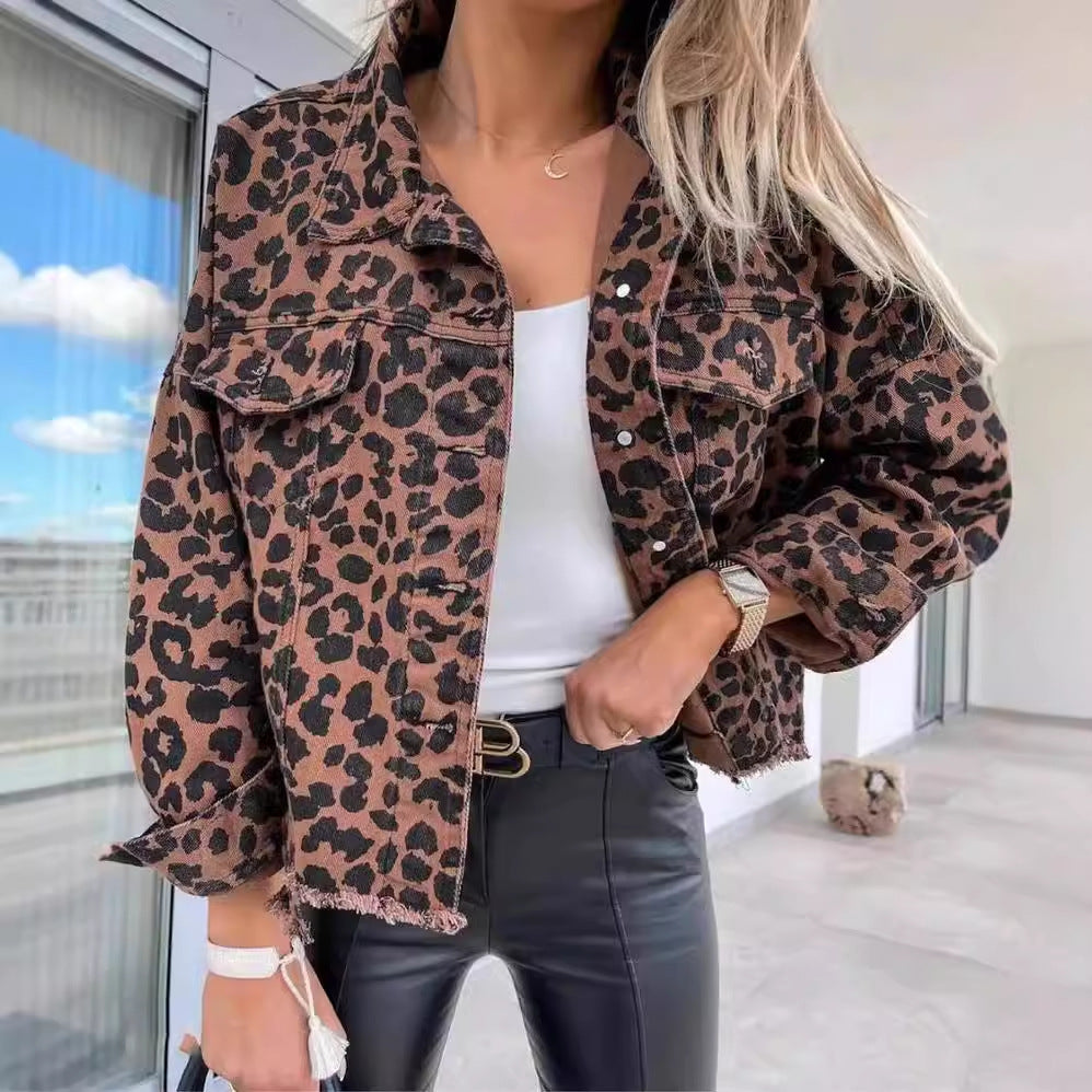 Jeansjacka Dam med Leopardmönster, Avslappnad 100% Bomull, Knappstängning och Rymliga Fickor 1