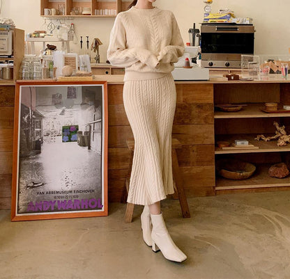 Mjukisset Dam Stickad Topp och Kjol i Akryl-1