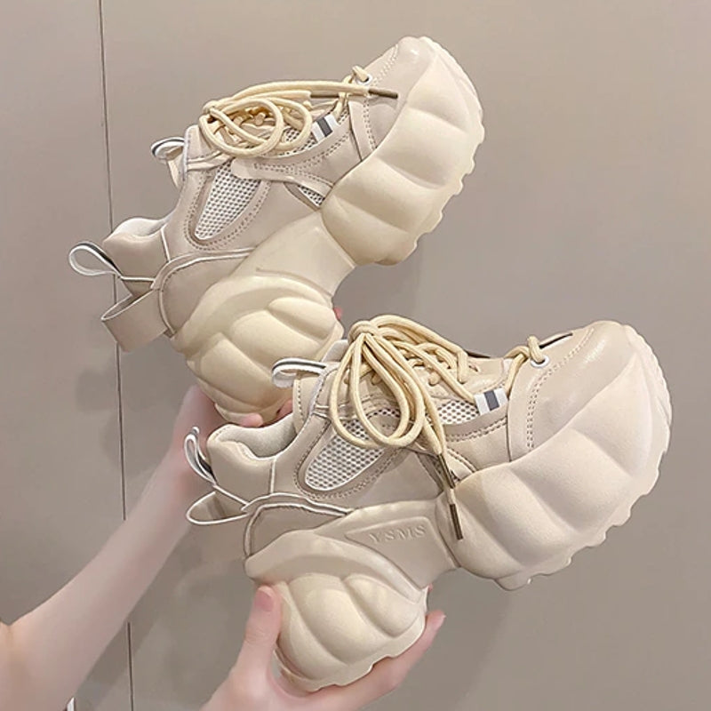 Dam Sneakers Beige med 8 cm Häl, Andningsbart Luftnätsmaterial och Gummisula för Bästa Grepp och Komfort 1