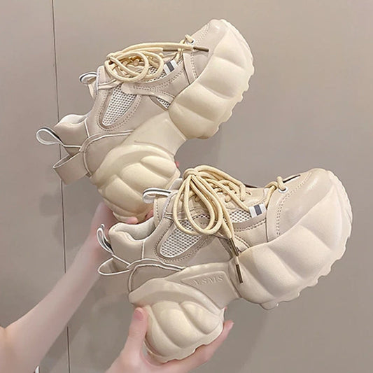 Dam Sneakers Beige med 8 cm Häl, Andningsbart Luftnätsmaterial och Gummisula för Bästa Grepp och Komfort 1