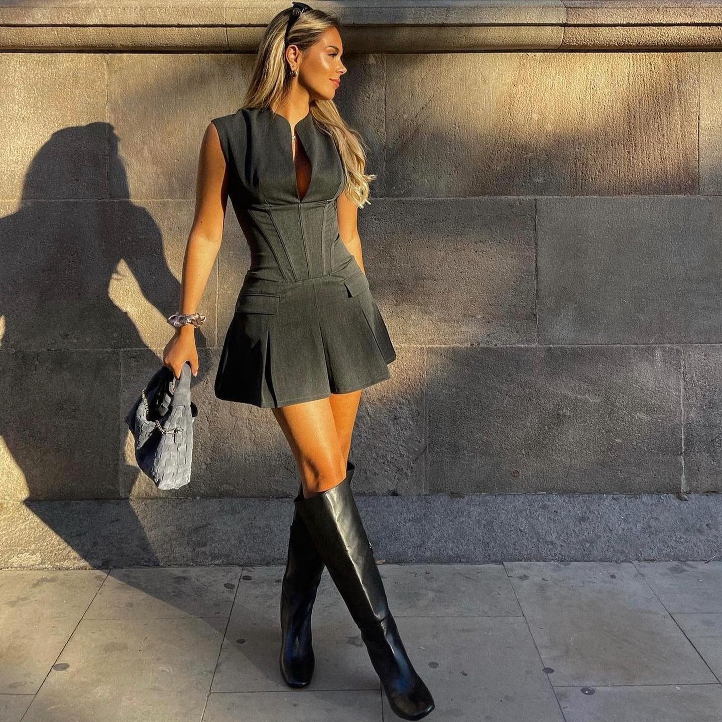 Kvinnors Glittrig Miniklänning med Korsett och Rynkade Detaljer i Andningsbart Tyg-6