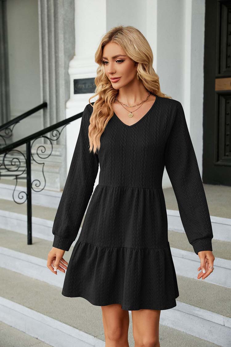 Svart Damklänning med Ruffles i Hållbart Material – Fina och Eleganta Damklänningar för Alla Tillfällen 2