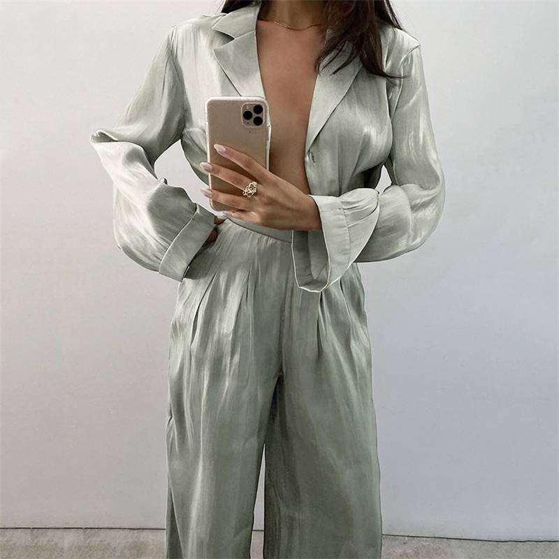 Lång Skjorta med Notch-Lapel och Bekväma Byxor i Silke och Bomull för Kvinnor – Elegant och Mångsidig Outfit 2