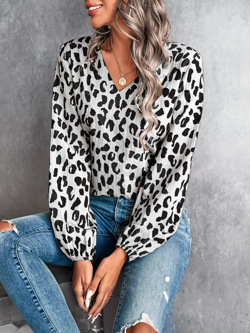 Dam Blus med V-hals och Leopardmönster – Mjuk och Luftig Tyg, Perfekt för Avslappnade och Eleganta Tillfällen 10