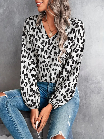 Dam Blus med V-hals och Leopardmönster – Mjuk och Luftig Tyg, Perfekt för Avslappnade och Eleganta Tillfällen 10