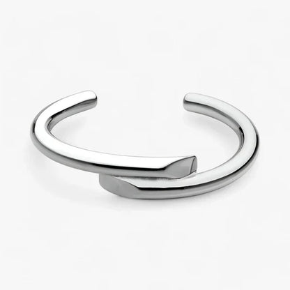 Gyllene Minimalistiskt Manschettarmband – Elegant och Flexibelt Smycke för Vardag och Fest 5