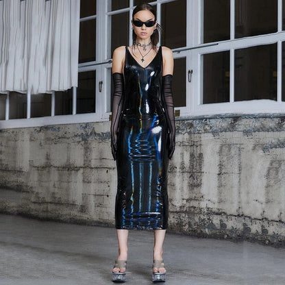 Kvinnors Medelkalvklänning i Syntetiskt Läder – V-hals, Ärmlös Design med Spaghetti-bärare 1