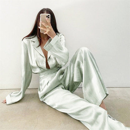 Lång Skjorta med Notch-Lapel och Bekväma Byxor i Silke och Bomull för Kvinnor – Elegant och Mångsidig Outfit 1