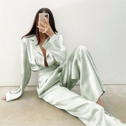 Lång Skjorta med Notch-Lapel och Bekväma Byxor i Silke och Bomull för Kvinnor – Elegant och Mångsidig Outfit 1